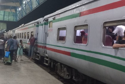 ৭ ঘণ্টা পর ঢাকা-সিলেট রুটে ট্রেন চলাচল স্বাভাবিক
