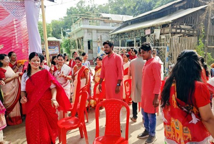 মণ্ডপে মণ্ডপে সিঁদুর খেলা 