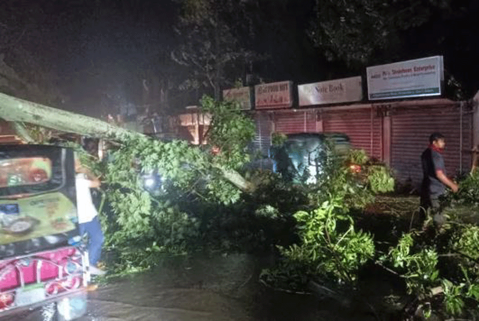ঘূর্ণিঝড় হামুনের প্রভাবে লন্ডভন্ড কক্সবাজার, দুইজনের প্রাণহানি