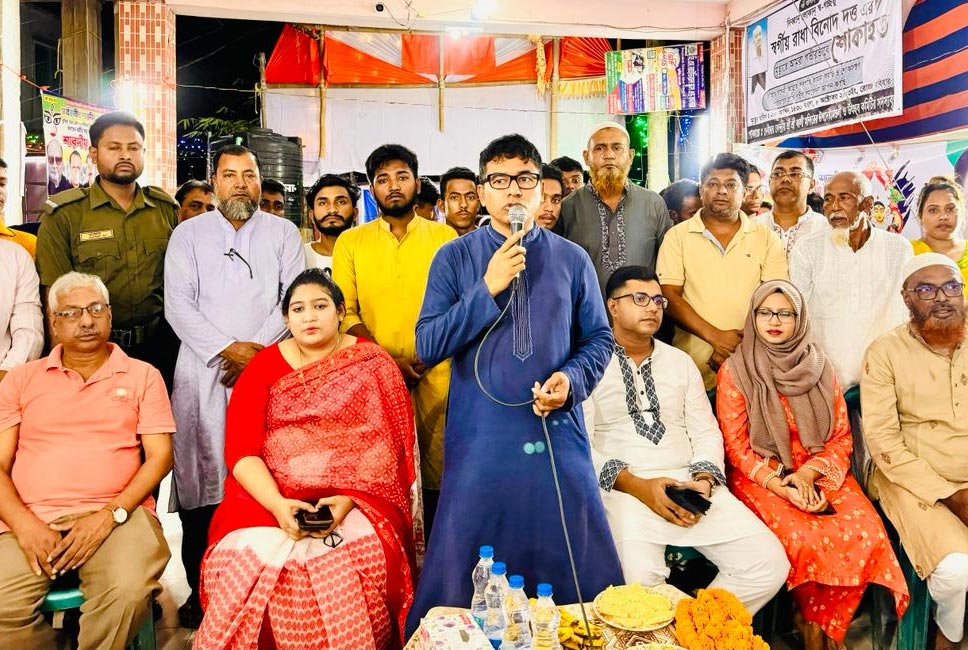 দুর্গাপূজা উপলক্ষে শুভেচ্ছা বিনিময় ও আর্থিক সহায়তা দিলেন দেবিদ্বার উপজেলা চেয়ারম্যান  