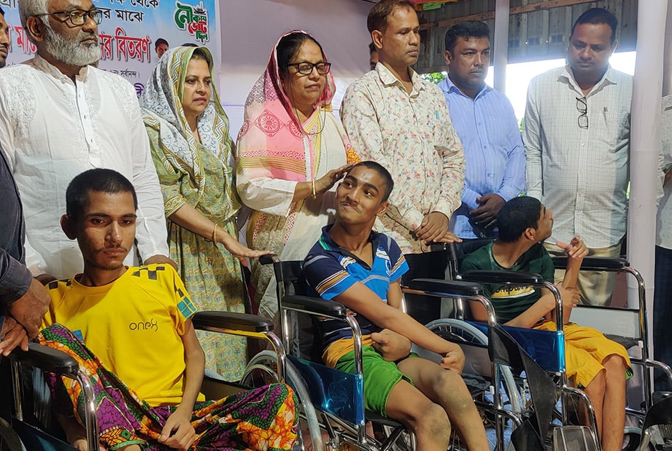 গাইবান্ধায় সেলাই মেশিন ও প্রতিবন্ধীদের হুইল চেয়ার বিতরণ