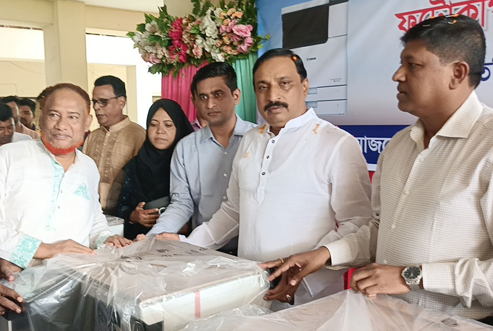 ফেনী সদরে বিভিন্ন শিক্ষা প্রতিষ্ঠানে
ফটোকপি মেশিন বিতরণ