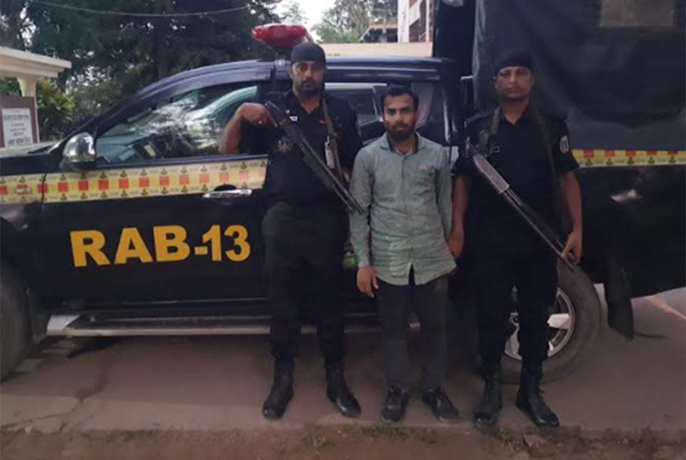 দিনাজপুরে মাদক কারবারি গ্রেফতার
