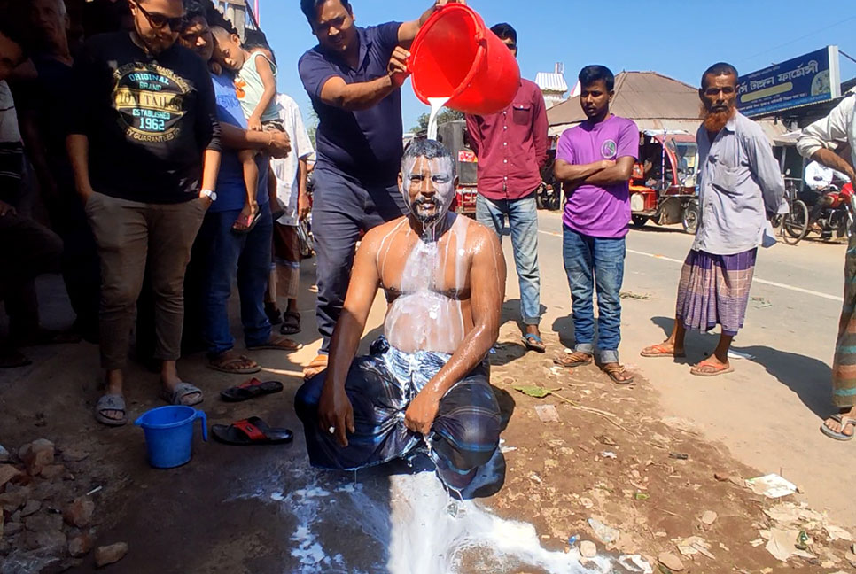 দুধ দিয়ে গোসল করে 
রাজনীতি ছাড়লেন সাবেক যুবলীগ নেতা
