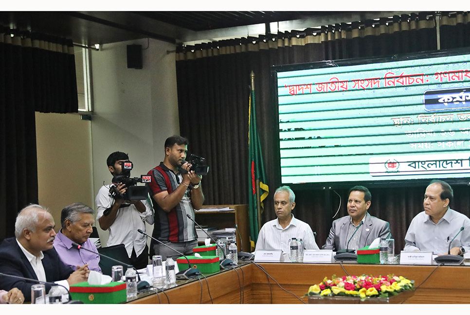 ইসির ক্ষমতার অভাব নেই, আইন প্রয়োগ করলেই সংকটের সমাধান : নঈম নিজাম
