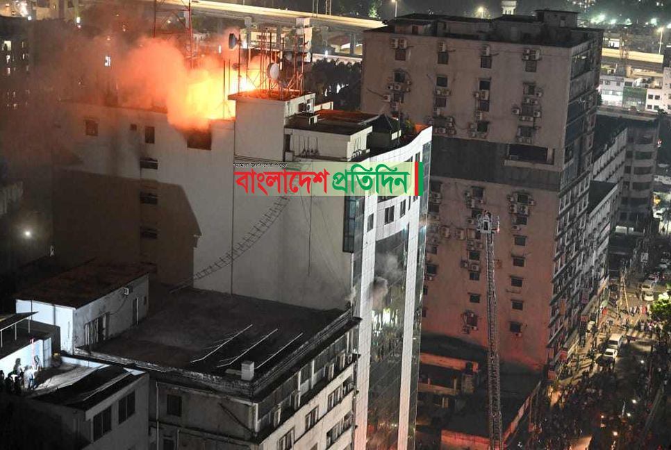 আগুন নিয়ন্ত্রণে যোগ দিয়েছে সেনা, নৌ ও বিমান বাহিনী

