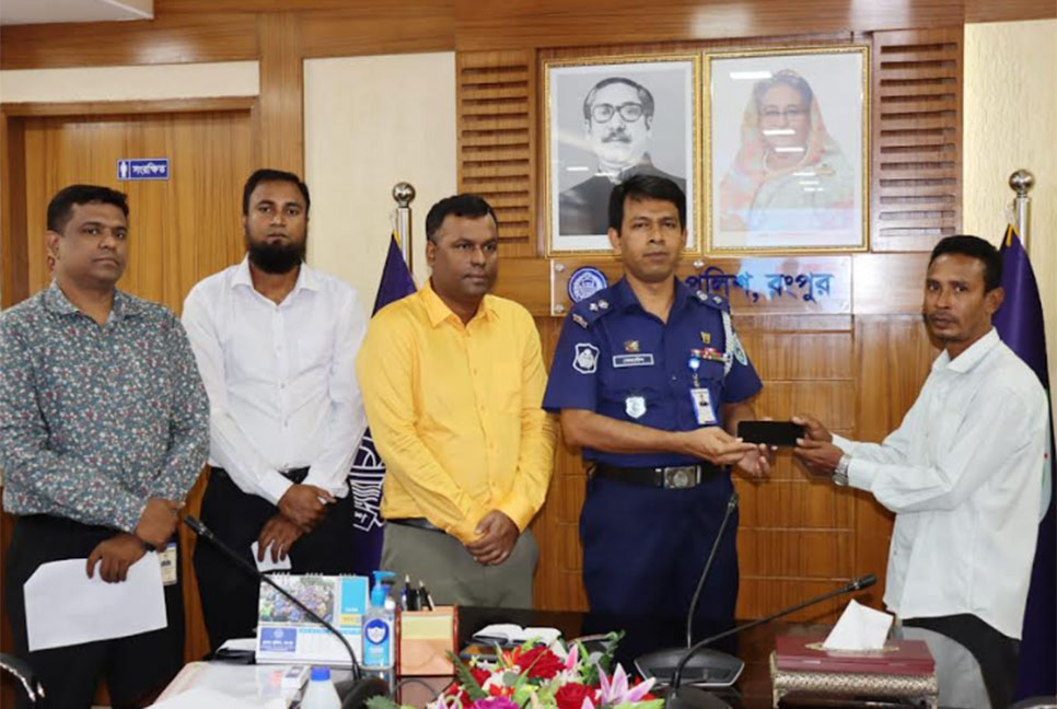 রংপুরে চুরি হওয়া ৩০ মোবাইল ফোন উদ্ধার