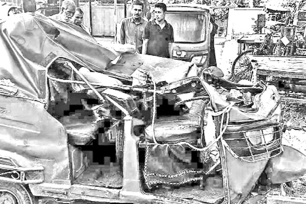 ট্রাকের ধাক্কায় মায়ের কোল থেকে পড়ে শিশুর মৃত্যু