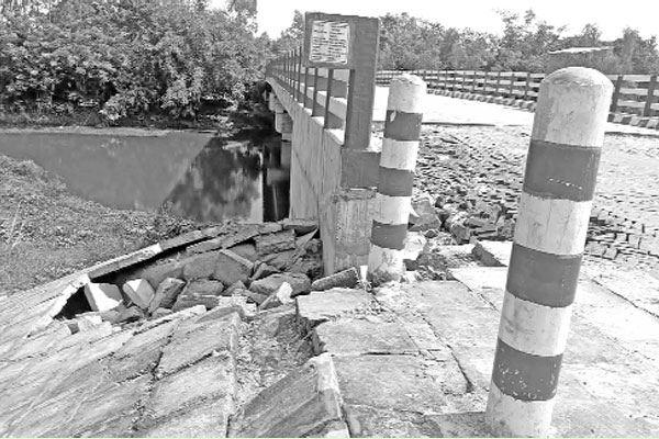 পাঁচ মাসেই ধসে পড়ল সেতুর দুই পাশের ব্লক