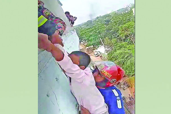 পাঁচ তলার কার্নিশে আটকে পড়া শিশু ৯৯৯ ফোনে উদ্ধার
