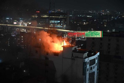 মহাখালীতে ১৪ তলা ভবনে আগুন, আটকা বহু মানুষ

