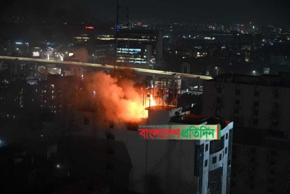 মোবাইলের লাইট জ্বালিয়ে বাঁচার আকুতি, জীবিত উদ্ধার ৫

