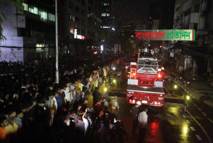 ৩ ঘণ্টায়ও নিয়ন্ত্রণে আসেনি মহাখালীর খাজা টাওয়ারের আগুন

