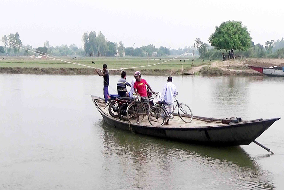 
দুটি সেতুর অভাবে লাখো মানুষের নৌকাই একমাত্র ভরসা 