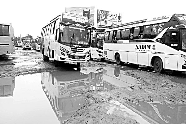 খানাখন্দে দুর্ভোগে পর্যটক-যাত্রী
