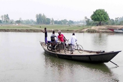 
দুটি সেতুর অভাবে লাখো মানুষের নৌকাই একমাত্র ভরসা 