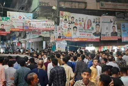 আওয়ামী লীগ কার্যালয়ের সামনে নেতাকর্মীদের ভিড়

