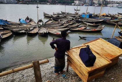 বুড়িগঙ্গায় হঠাৎ ‘বন্ধ’ রয়েছে নৌকা চলাচল