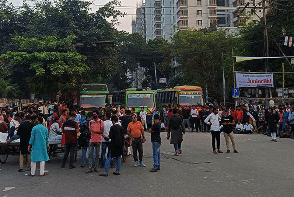 নীলক্ষেতের অবরোধ তুলে নিলেন আন্দোলনকারীরা
