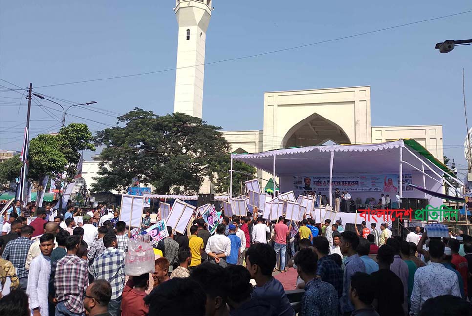 বায়তুল মোকাররমের দক্ষিণ গেটে প্রস্তুত আওয়ামী লীগের মঞ্চ
