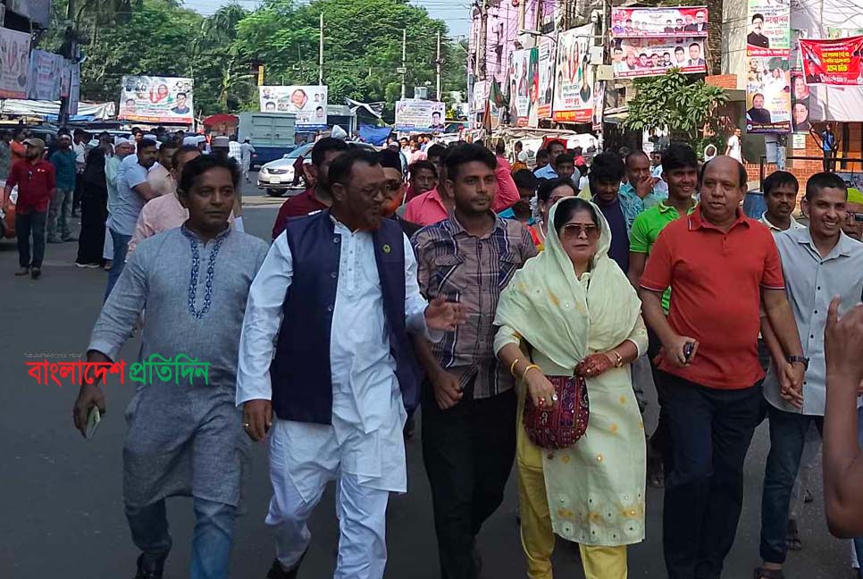 মিছিল নিয়ে সমাবেশস্থলে জড়ো হচ্ছেন আওয়ামী লীগের নেতাকর্মীরা