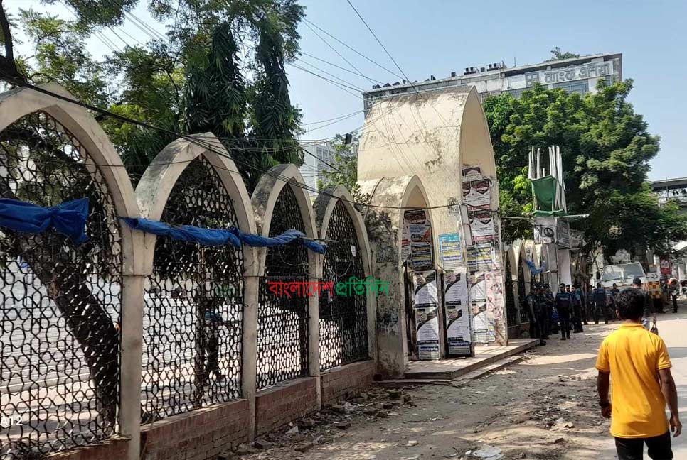 বায়তুল মোকাররমের দক্ষিণ গেইট উত্তাল হলেও নীরব উত্তর গেইট