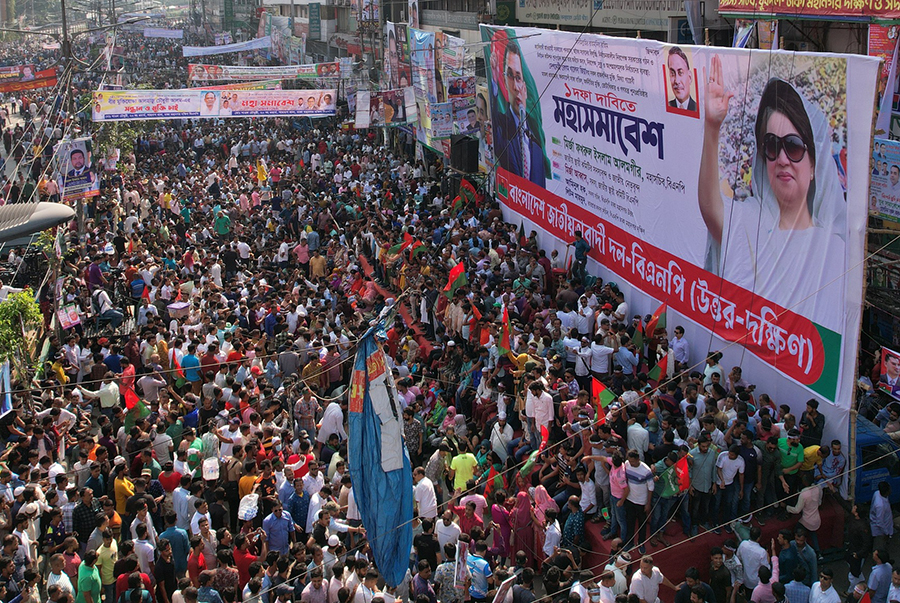 মিছিলের স্রোত এসে ঠেকছে নয়াপল্টনে
