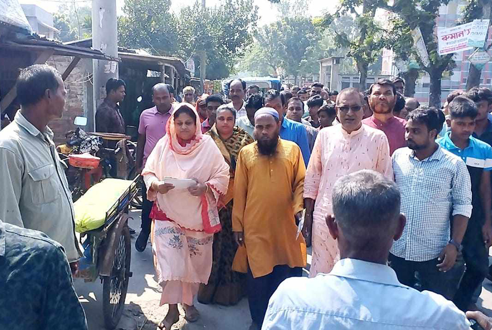 সাঘাটায় নৌকায় ভোট চেয়ে বুবলীর গণসংযোগ ও লিফলেট বিতরণ