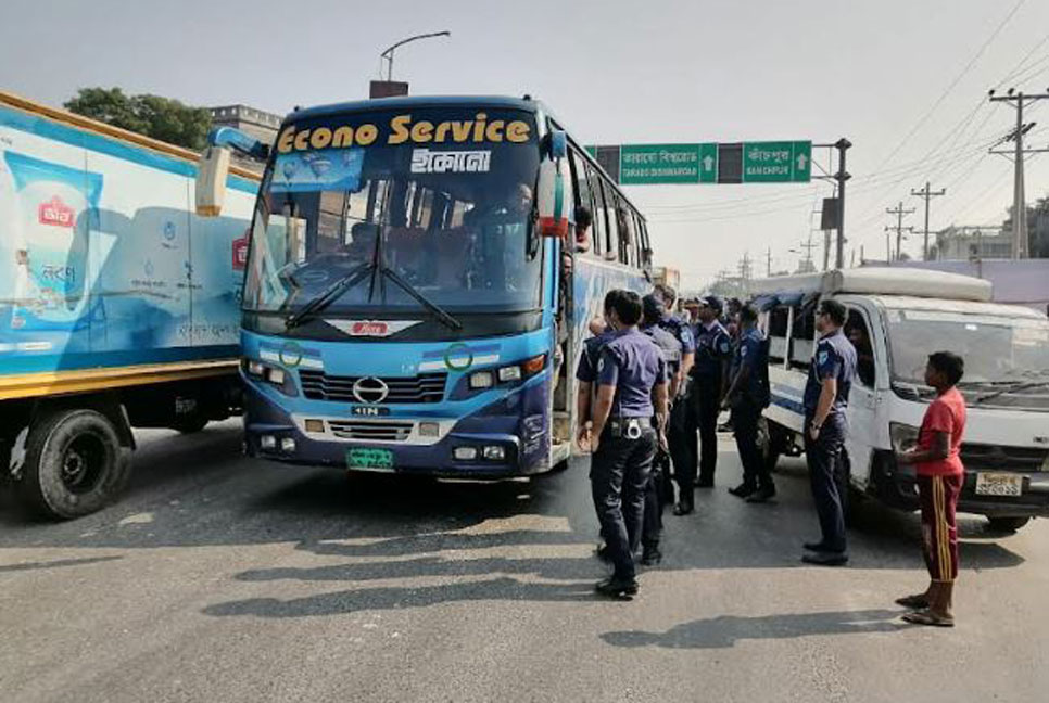 রাজধানীর প্রবেশমুখ রূপগঞ্জে যানবাহনে তল্লাশি, আটক ১৫