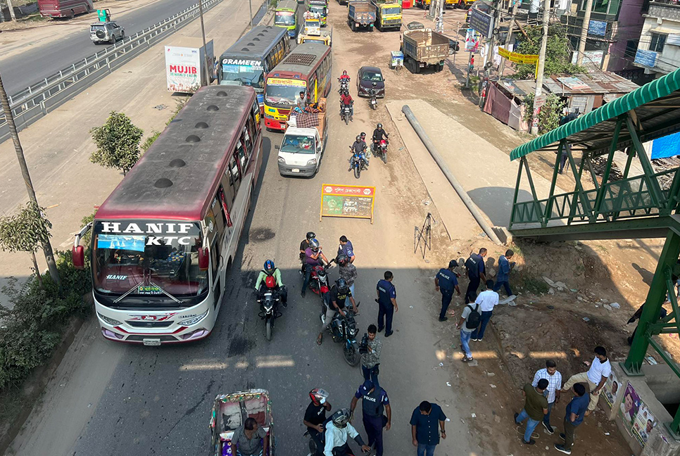সাভারে মহাসড়কে পুলিশের তল্লাশি