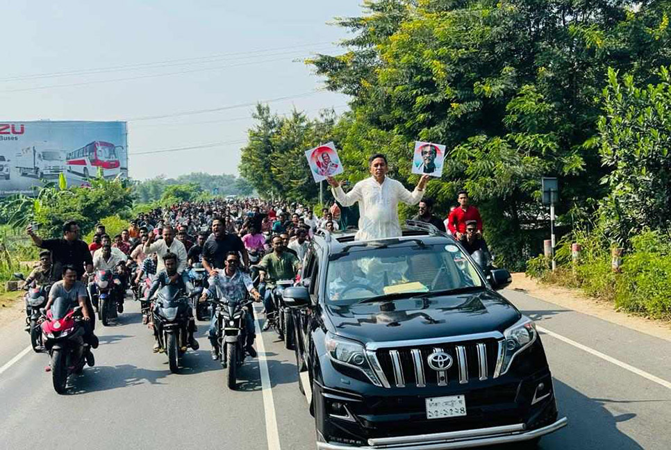 বিএনপি-জামায়াতের নৈরাজ্যের প্রতিবাদে দেবিদ্বার উপজেলা চেয়ারম্যানের নেতৃত্বে বিক্ষোভ মিছিল 

