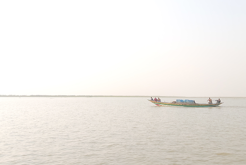 পদ্মা নদী যেন অবৈধ ইলিশ শিকারিদের অভয়াশ্রম 