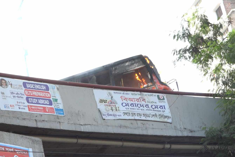 মালিবাগ ফ্লাইওভারে ও কমলাপুরে বাসে আগুন

