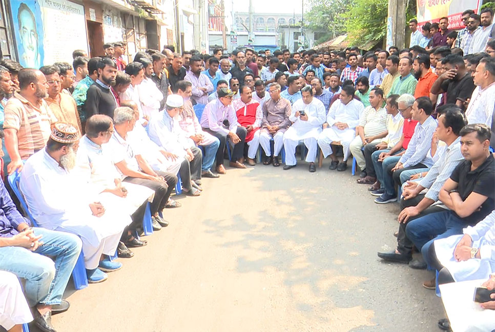 বরিশালে দলীয় কার্যালয়ের সামনে আওয়ামী লীগের অবস্থান কর্মসূচি