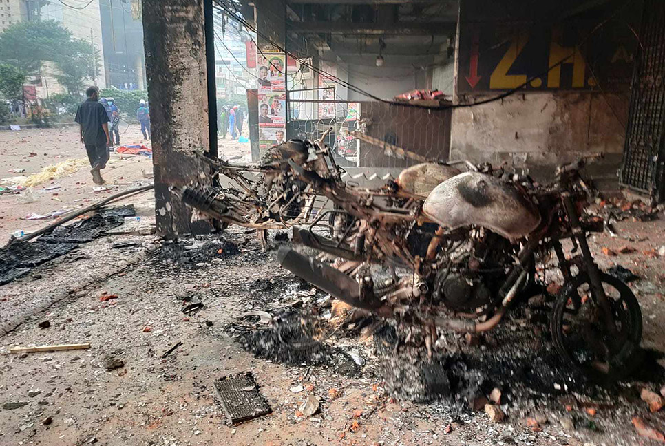 সেগুনবাগিচায় পুলিশের মোটরসাইকেলে আগুন