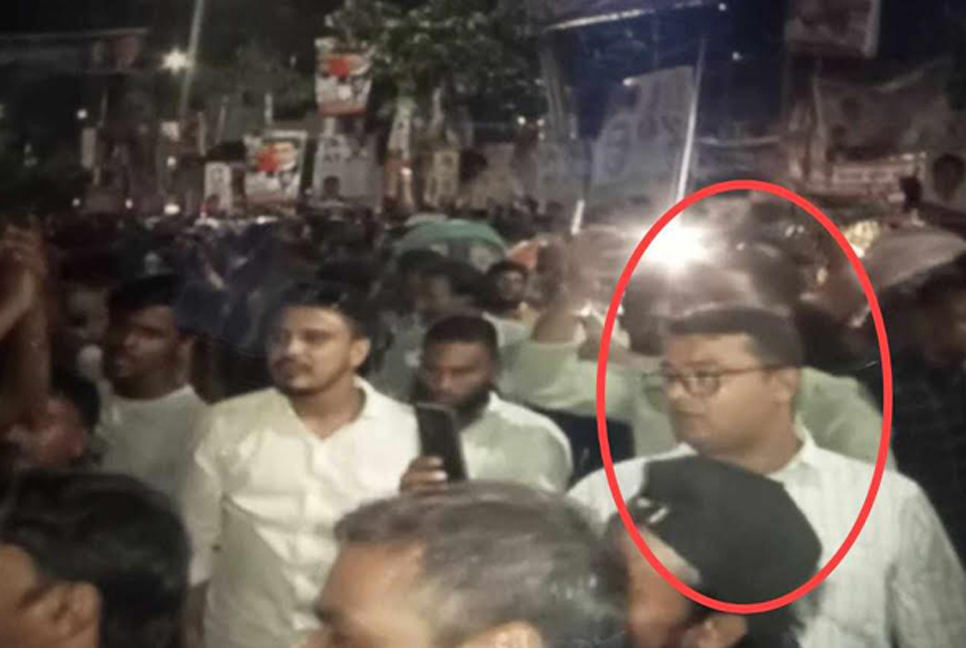 নয়াপল্টনে বিএনপির সমাবেশে যুবলীগ নেতা, সমালোচনার ঝড়

