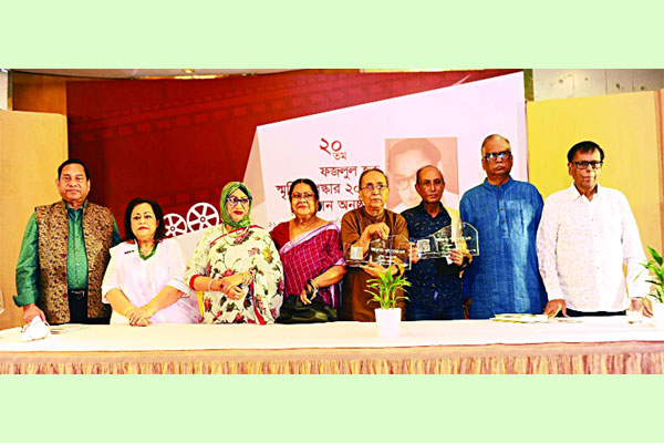 সম্মাননা পেলেন ছটকু আহমেদ