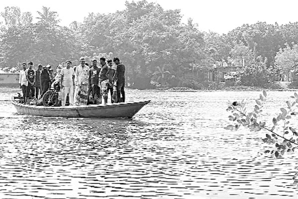 নদী পারাপারে নৌকাই ভরসা