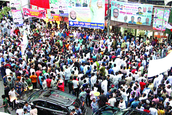 ঢাকায় আওয়ামী লীগের মিছিল, সতর্ক পাহারা