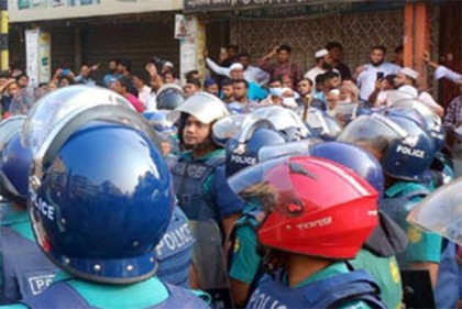 আরামবাগে পুলিশের সঙ্গে জামায়াত কর্মীদের উত্তপ্ত বাক্য বিনিময়