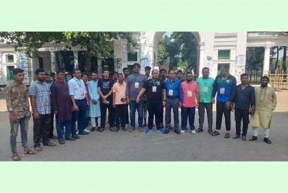 হাইকোর্ট মাজার গেইটে ‌‘আমরা ‌মুক্তিযুদ্ধের সন্তান আইনজীবী’ নেতৃবৃন্দের অবস্থান