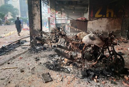 সেগুনবাগিচায় পুলিশের মোটরসাইকেলে আগুন