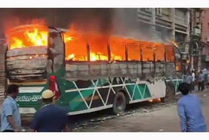 রাজধানীতে তিন বাসে আগুন

