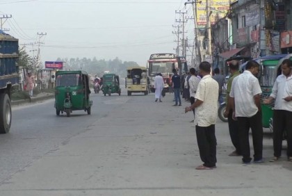 টাঙ্গাইলে মহাসড়কে গণপরিবহন সংকট, বাড়তি ভাড়া আদায়ের অভিযোগ