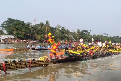 উজিরপুরে নৌকা বাইচে লাখো মানুষের ঢল  