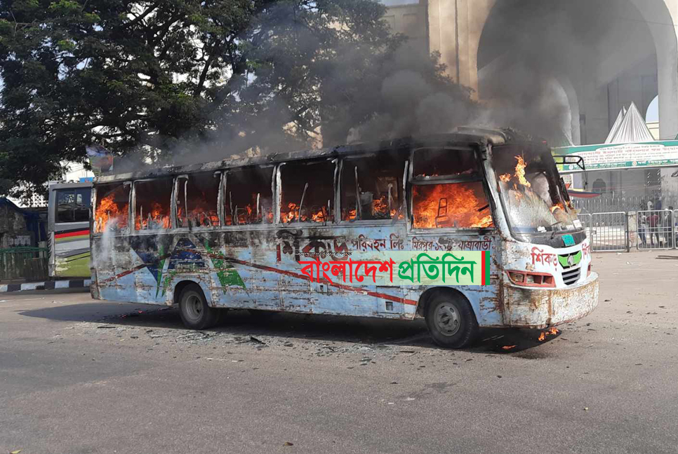 বায়তুল মোকাররমের দক্ষিণ গেটে বাসে আগুন

