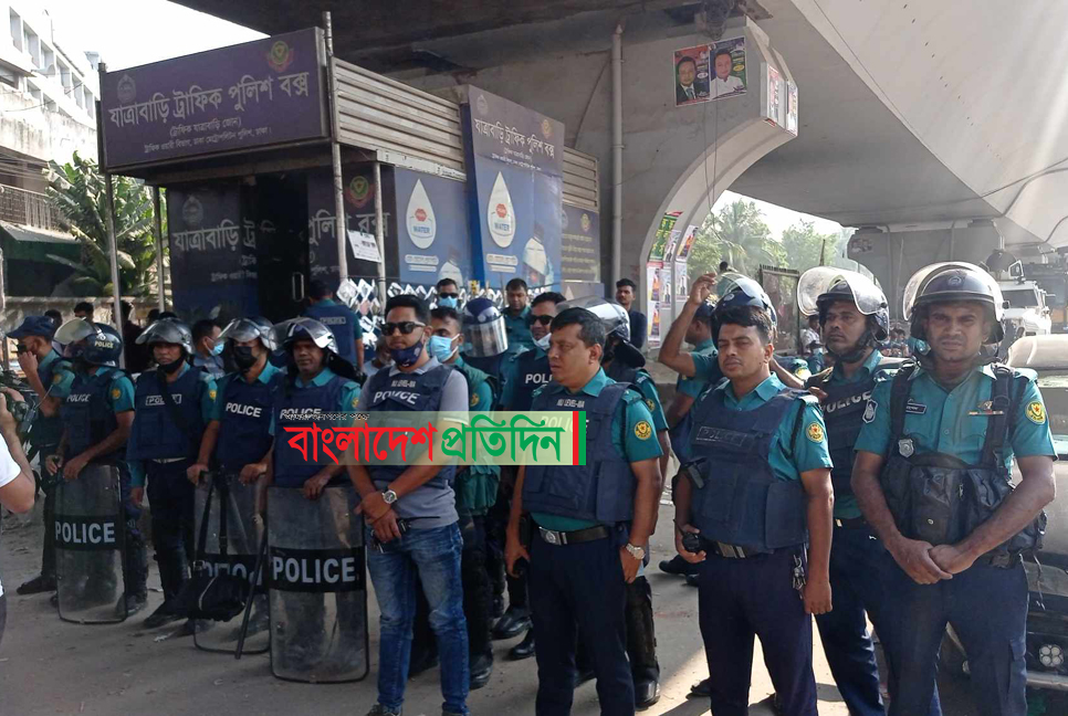 যাত্রাবাড়ীতে সতর্ক পুলিশ, গণপরিবহন কম


