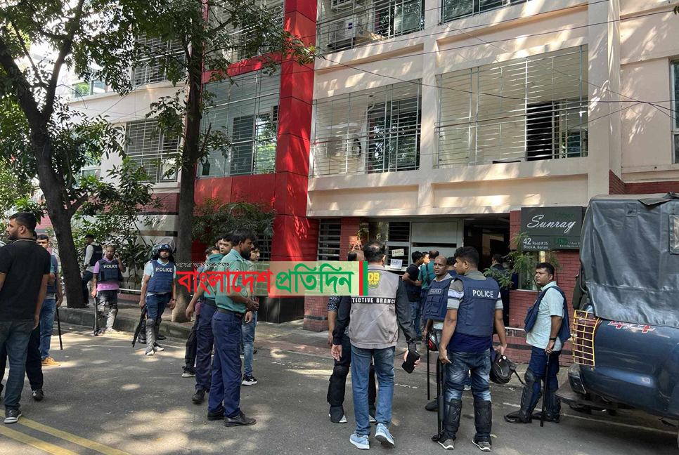 আমীর খসরুর বাসায় তল্লাশি


