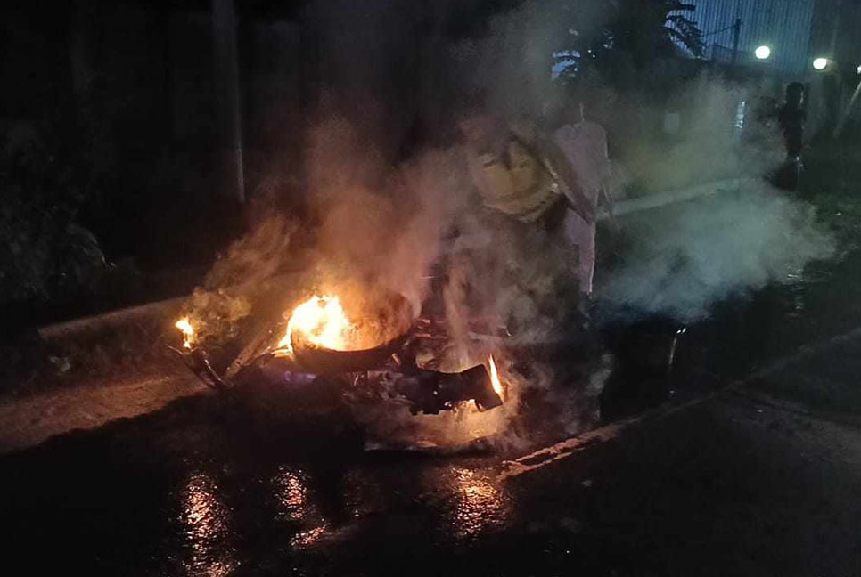 রূপগঞ্জে মহাসড়কে মোটরসাইকেলে আগুন, ককটেল বিস্ফোরণ