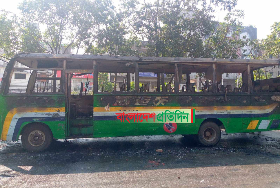 তাঁতীবাজারে যাত্রী সেজে বাসে আগুন

